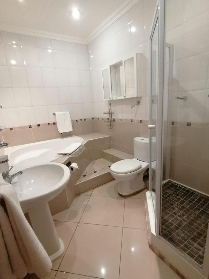 Palm View Guest House Pretoria-Noord エクステリア 写真