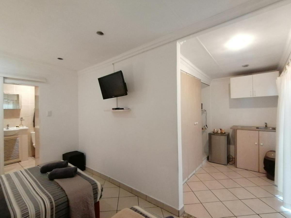 Palm View Guest House Pretoria-Noord エクステリア 写真
